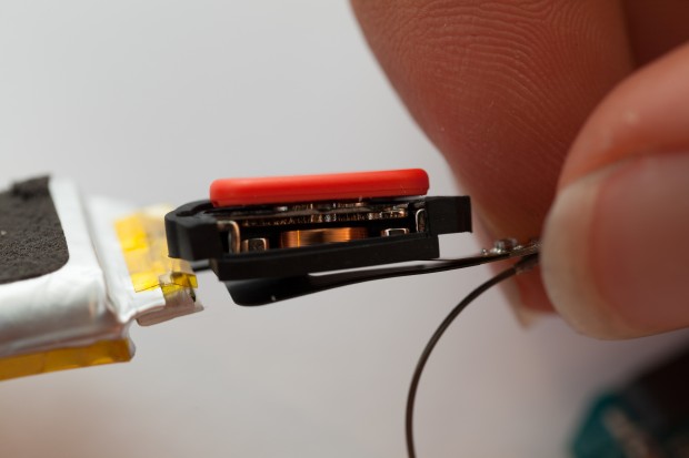 ...der Knochenlautsprecher angebracht,...  (Bild: Scott Torborg und Star Simpson)