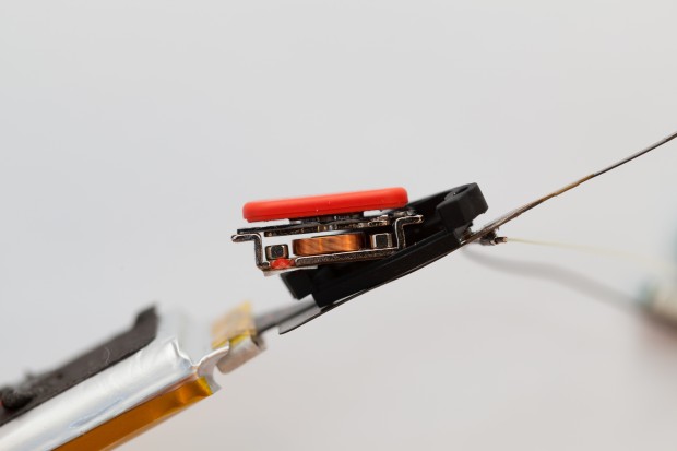 ...der T&ouml;ne &uuml;ber Vibrationen an den Kopf &uuml;bertragt. (Bild: Scott Torborg und Star Simpson)