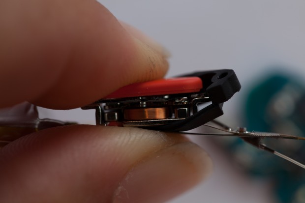 Darauf ist auch ein Druckknopfschalter zu finden. (Bild: Scott Torborg und Star Simpson)