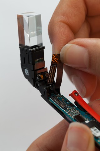 ...f&uuml;hrt eine flexible Leiterplatte. (Bild: Scott Torborg und Star Simpson)