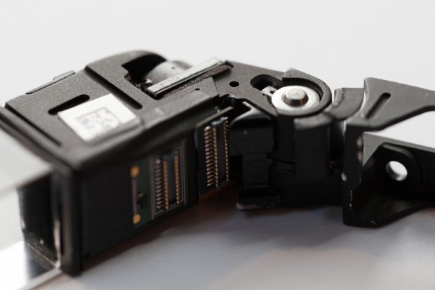 Die Anschl&uuml;sse zur Kamera und zum Display.... (Bild: Scott Torborg und Star Simpson)