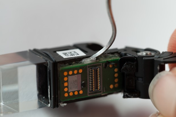 Sie ist mit dem Geh&auml;use verklebt. (Bild: Scott Torborg und Star Simpson)