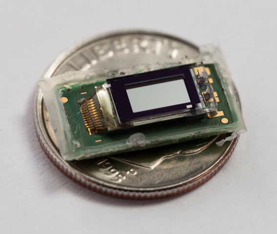 Das winzige Display samt Platine auf einer 10-US-Cent-M&uuml;nze (Bild: Scott Torborg und Star Simpson)