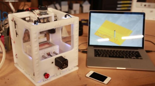 Über den PC wird die Othermill mit 3D-Dateien gefüttert. (Foto: Otherfab)