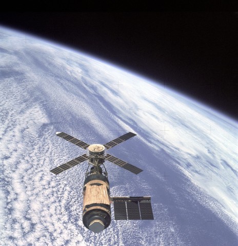 Skylab über der Erde, aufgenommen von der letzen Crew kurz nach dem Abdocken am 8. Februar 1974 (Foto: Nasa)