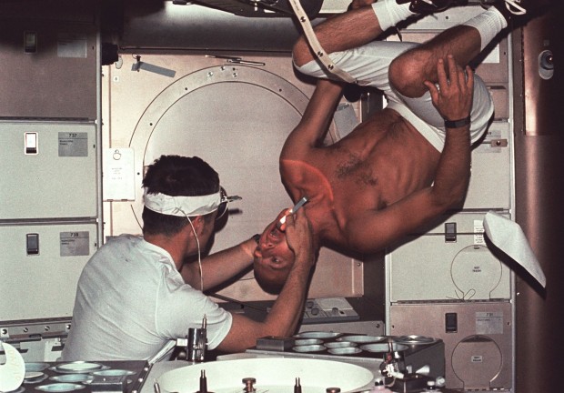 Zahnkontrolle in luftiger Höhe: Joseph Kerwin untersucht Pete Conrad, den Kommandanten der ersten Skylab-Besatzung. Das Skylab-Programm brachte viele Erkenntnisse  über die Auswirkung der Schwerelosigkeit auf den menschlichen Körper. (Foto: Nasa)
