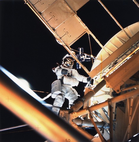 Owen Garriott, Mitglied der zweiten Besatzung, bei einem Außeneinsatz. Die Astronauten mussten unter anderem aussteigen, um Filme im Sonnenteleskop zu wechseln. (Foto: Nasa)