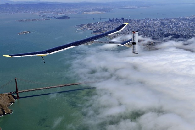 Bertrand Piccard und André Borschberg wollen mit dem Flugzeug in fünf Etappen von Kalifornien nach New York fliegen. (Foto: Jean Revillard/Solar Impulse)
