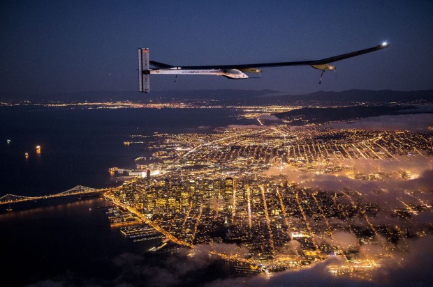 Für Flüge in der Dunkelheit wird Energie in Akkus und in Form von Höhe gespeichert. (Foto: Jean Revillard/Solar Impulse)