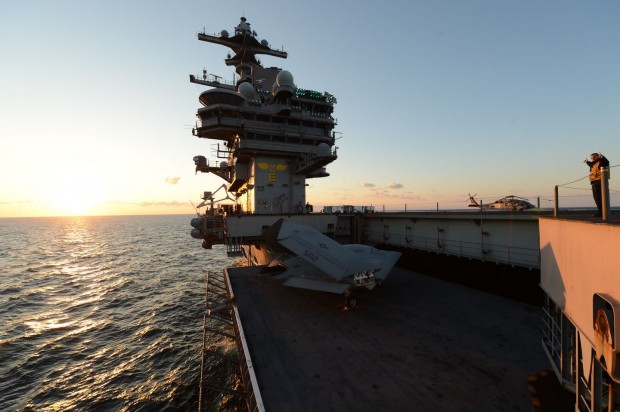 Startvorbereitung: Die Drohne wird per Fahrstuhl... (Foto: Tony D. Curtis/US Navy)