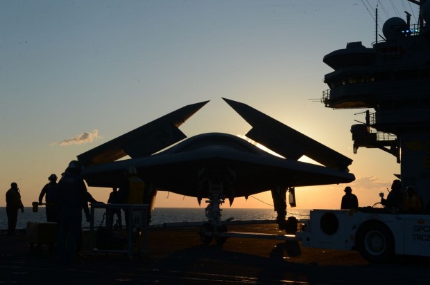 ... auf das Flugdeck befördert. (Foto: Timothy Walter/US Navy)