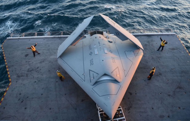 Um unter Deck Platz zu sparen, können die Tragflächen der Drohne zum Teil eingeklappt werden. (Foto: Timothy Walter/US Navy)