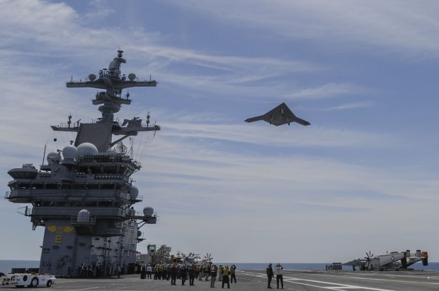 Überflug über die USS George H.W. Bush. Danach ging es zurück zum Festland. (Foto: Alan Radecki/US Navy/Northrop Grumman)