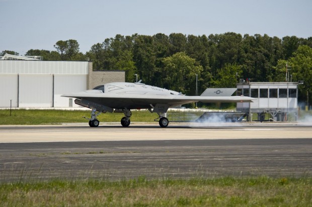 Wieder auf dem Boden: Nach gut einer Stunde landete die X-47B auf dem Marinefliegerstützpunkt Patuxent River. (Foto: Kelly Schindler/US Navy)