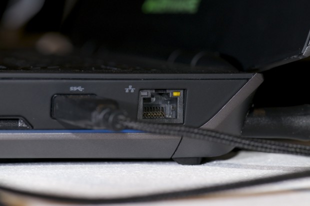 Die folgenden Fotos sind vom Alienware 14. Ein Netzwerk- und ein USB-Anschluss sind an der rechten Seite. (Foto: Andreas Sebayang/Golem.de)