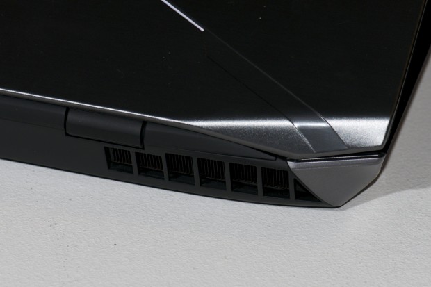 F&uuml;r die K&uuml;hlung braucht es gro&szlig;e L&uuml;ftungsgitter. (Foto: Andreas Sebayang/Golem.de)