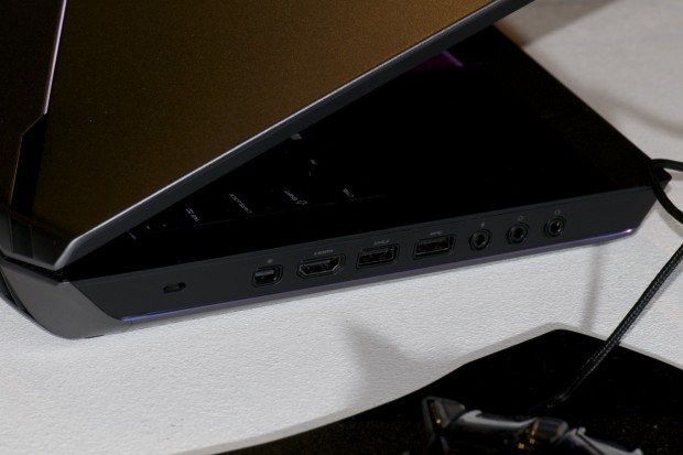 Die meisten Anschl&uuml;sse sind auf der linken Seite. (Foto: Andreas Sebayang/Golem.de)