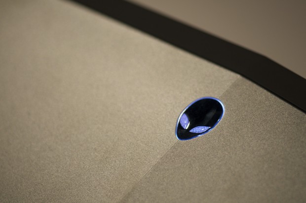 Der Deckel ist ziemlich stabil und schwer. (Foto: Andreas Sebayang/Golem.de)