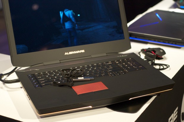 Dies ist das Alienware 18 im Vergleich zu einem USB-Stick. (Foto: Andreas Sebayang/Golem.de)