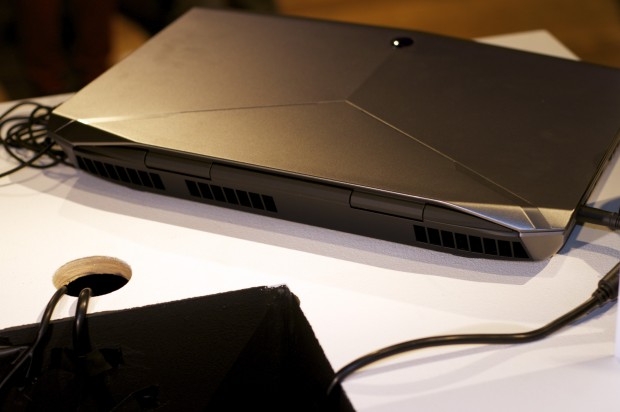 Das Notebook ist sehr schwer und hat hinten drei Bel&uuml;ftungs&ouml;ffnungen. (Foto: Andreas Sebayang/Golem.de)