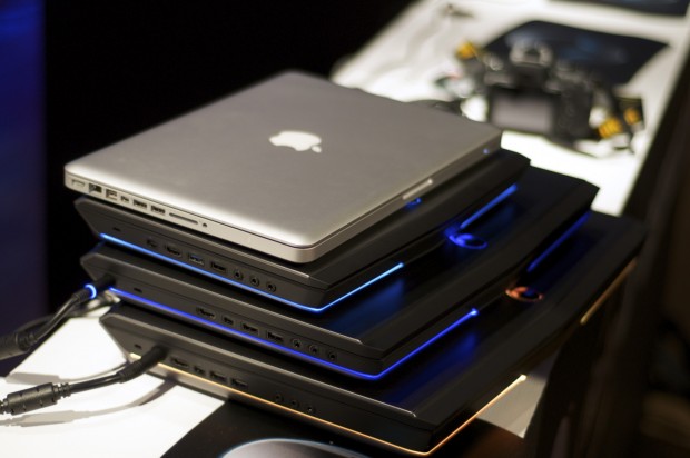 Im Vergleich zu einem Macbook Pro 13 ist zumindest das 14-Zoll-Spiele-Notebook einigerma&szlig;en kompakt. (Foto: Andreas Sebayang/Golem.de)