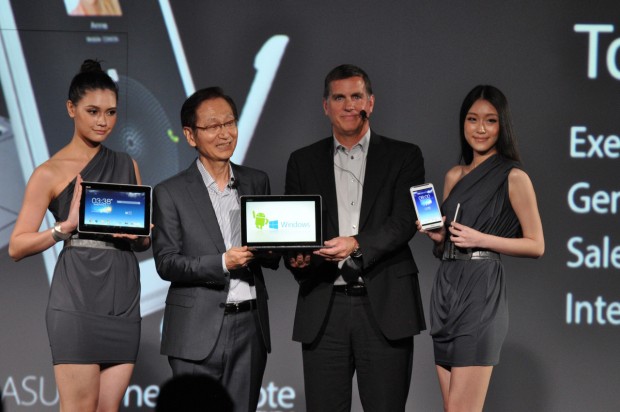 Asus-Chef Jonney Shih mit Intel-Vize Tom Kilroy und weiteren Mitarbeiterinnen
