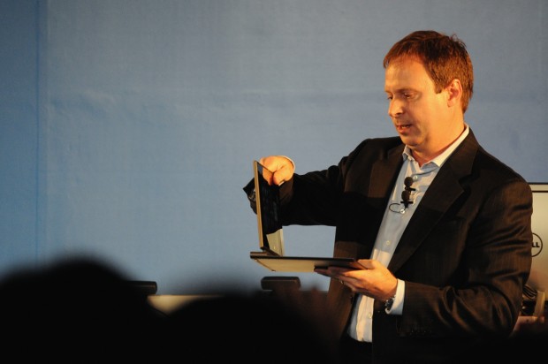 Intel-Vize Skaugen rupft Intels Referenzdesign das Display ab.