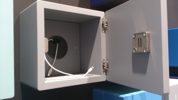 O2 Live Concept Store in Berlin - abschlie&szlig;bares Fach zum Laden des Smartphone-Akkus (Foto: Ingo Pakalski/Golem.de)