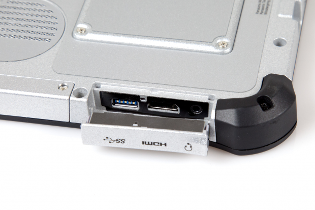 Die USB-, HDMI- und Kopfhöreranschlüsse befinden sich hinter einer massiven Klappe, die mit einer Gummimatte isoliert ist.