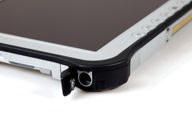 Auch der Netzstecker wird von einer gummiisolierten Klappe geschützt.