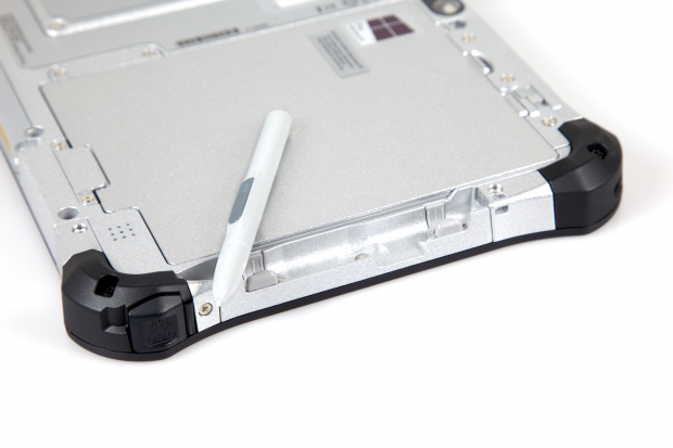 Der Digitizer-Stift kann in eine Aussparung auf der Rückseite gesteckt werden.