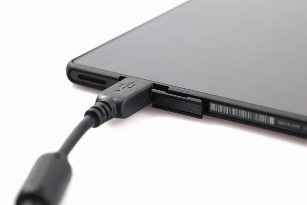 Beim Micro-USB-Anschluss kann die ge&ouml;ffnete Klappe am Geh&auml;use befestigt werden. (Bild: Golem.de)