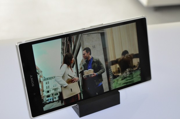 Sonys Xperia Z Ultra in der Ladestation DK30 (Bild: Nico Ernst/Golem.de)