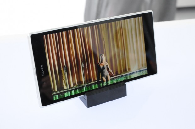 Sonys Xperia Z Ultra in der Ladestation DK30 (Bild: Nico Ernst/Golem.de)