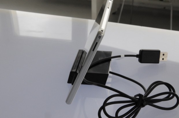 Sonys Xperia Z Ultra in der Ladestation DK30 (Bild: Nico Ernst/Golem.de)