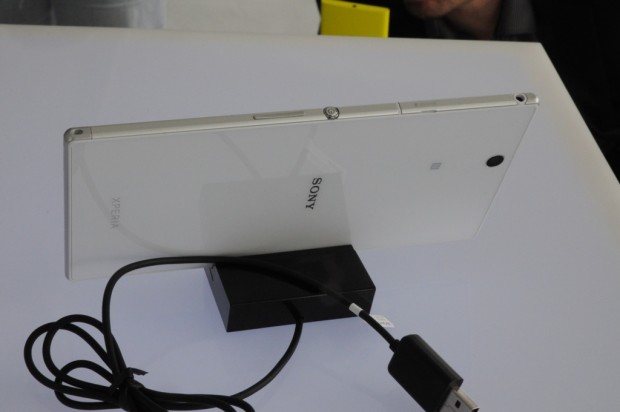 Sonys Xperia Z Ultra in der Ladestation DK30 (Bild: Nico Ernst/Golem.de)