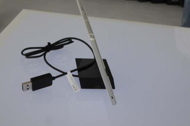 Sonys Xperia Z Ultra in der Ladestation DK30 (Bild: Nico Ernst/Golem.de)