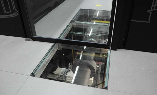 Die Rohre der Warmwasserkühlung im Boden des Rechnerraums