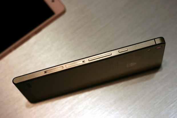 ...als auch der Rahmen sind aus einer Aluminiumlegierung. Der Rahmen erinnert stark an das iPhone 4. (Foto: Jörg Thoma/Golem.de)