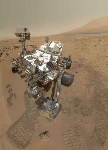 Schon dort: der Marsrover Curiosity. Das Selbstportät ist aus 55 Einzelaufnahmen zusammengesetzt, die am 31. Oktober 2012 aufgenommen wurden. (Foto: Nasa/JPL-Caltech/Malin Space Science Systems)