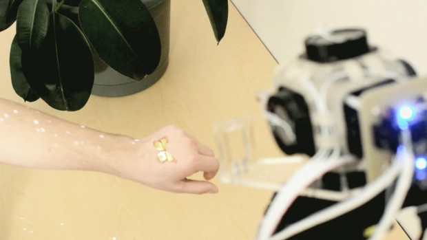 Einen virtuellen, projizierten Schmetterling auf der Haut spüren