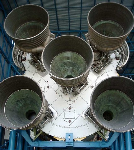 Die fünf F-1-Raketentriebwerke der Saturn V (Bild: Nasa)