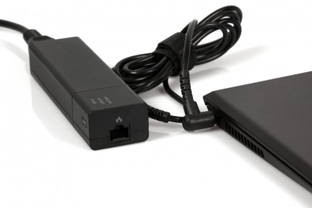 Das Netzteil mit angestecktem Router (Foto: Nina Sebayang/Golem.de)