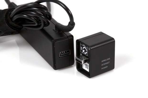 Der beigelegte Router ist abnehmbar. Wer will, kann auch sein Smartphone über den USB-Anschluss aufladen. (Foto: Nina Sebayang/Golem.de)