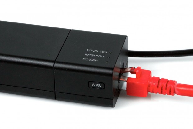 Router-Netzteil mit eingestecktem Netzwerkkabel (Foto: Nina Sebayang/Golem.de)