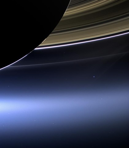 Die Sonde konnte die Erde nur deshalb fotografieren, weil der Saturn die Sonne verdeckt. (Foto: Nasa/JPL-Caltech/Space Science Institute)