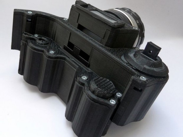 Erst werden die drei Komponenten montiert und dann zur Kamera zusammengesetzt. (Foto: Leo Marius/CC-By-SA)