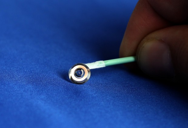 Kontaktlinse mit Vergrößerungsfaktor (Foto: Optics Express)