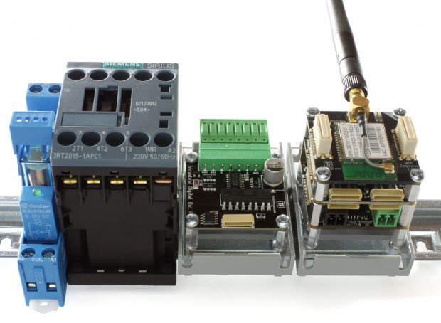 Friedliche Koexistenz von Industrie-Schalttechnik und Tinkerforge-Bricks auf einer Hutschiene (Bild: Tinkerforge)