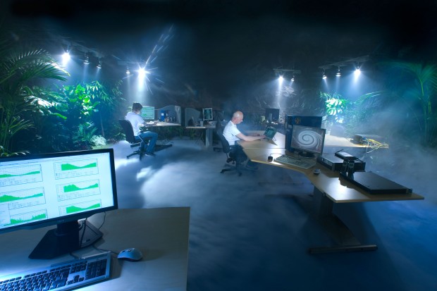 Mitarbeiter in der Schaltzentrale im Bunker (Bild: Bahnhof)